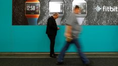 Нарастващото търсене на носими устройства помогна на Fitbit