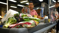 Френските супермаркети приеха да свият маржовете си, за да укротят инфлацията