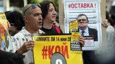 Протестиращи срещу Сотир Цацаров блокираха движението пред Съдебната палата
