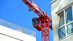 Строителството записва лек месечен ръст, но остава под миналогодишните нива