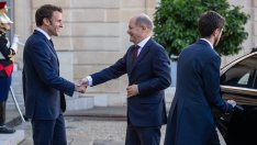 Шолц и Макрон замазаха разногласията с усмивки и ръкостискане