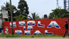 Защо светът реагира толкова бавно на заплахата от ебола?