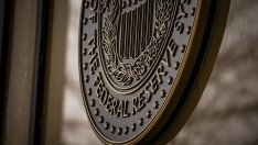 Фед удържа на натиска и запази лихвата без промяна, предупреждавайки за стагфлация