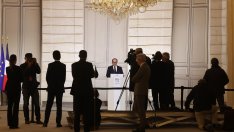 Франция има нов кабинет – но едва съставен, той вече е застрашен от вот на недоверие