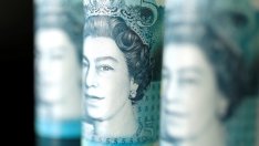 Британската лира падна до двегодишен минимум заради буксуващата икономика