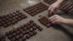 Алтернативи на какаовото масло заместват истинската суровина заради покачващата се цена