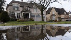 Нажеженият някога жилищен пазар в Канада се пълни с все повече потиснати сделки