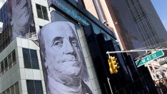 Уволнението на директора на ФБР Джеймс Коми оказа натиск върху долара