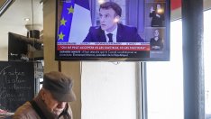 Макрон остава твърдо зад пенсионната реформа, докато протестите ескалират 