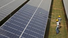 Индия запазва въглищата и инвестира 330 млрд. долара във възобновяемата енергия