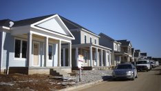 Строителните компании в САЩ предлагат по-ниски лихви по заемите, но купувачите не кълват