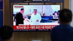 Северна Корея проведе необичаен военен парад под нощното небе