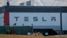 Tesla спира производството на Model S и X в САЩ за 18 дни