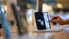 Пазарът на смартфони потъва заради отслабване на търсенето