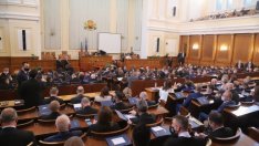 Парламентът забрани продажбата на райски газ на непълнолетни