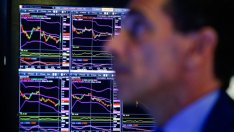 Петролният срив сложи котва и на акциите