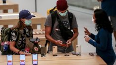 Apple предлага на повечето си служители да работят дистанционно