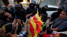 Испанската полиция претърсва офисите на правителството в Каталуния