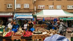 Инфлацията във Великобритания се задържа на целевата стойност от 2%