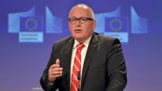 Тимерманс сигнализира за предприемането на нови стъпки срещу Полша