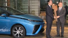 Първата Toyota Mirai бе връчена на японския премиер