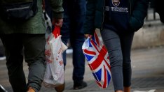 Британската икономика се свива, но потребителите остават щедри