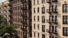 Жилищата в САЩ остават на пазара за седмица, купувачите са принудени да рискуват