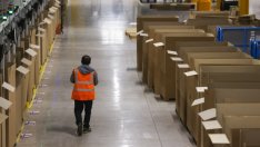 Екоактивисти блокират складове на Amazon