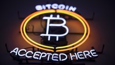 Цената на биткойна удари 21-месечно дъно, притисната от Strategy и Фед
