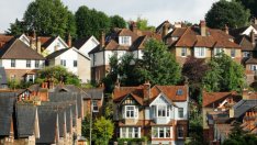 Пазарът на имоти във Великобритания се охлажда, но не се срива