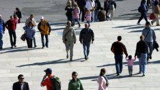 Населението у нас се топи и застарява, средната продължителност на живота расте