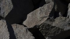 Китай затяга контрола върху износа на графит за електромобилни батерии