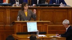 Донев и Нинова влязоха в спор кой може да предлага увеличение на доходите