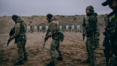 Украинските баби и дядовци се записаха първи доброволци, за да спасят младите от войната