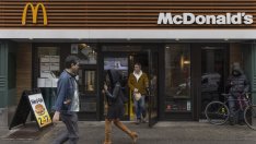 За да не съкращава някои служители, McDonald's намалява заплатите им 
