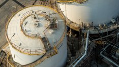 Нарастващото предлагане тласка цената на петрола надолу*