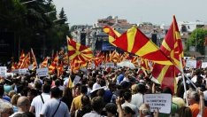 Десетки хиляди протестират срещу правителството в центъра на Скопие*