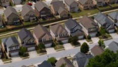 Жилищата и акциите тласнаха нетното богатство на американците до нов рекорд