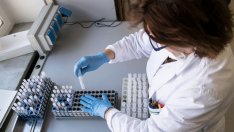 Защо увеличените средства в бюджета не достигат до специалистите по здравни грижи?