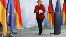 Меркел се плъзга към политическа изолация