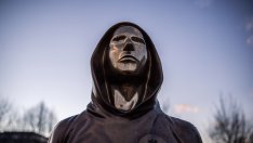 Бащата на биткойна бе на крачка от топ 10 на най-богатите хора в света