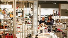 Британските потребители отново затягат портфейлите си