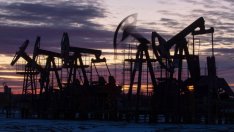 Петролните пазари гледат с надежда прага от 60 долара за барел през 2021 г.