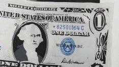 Картина на Уорхол, изобразяваща долари, бе продадена за 32,6 млн. долара