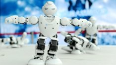 Изкуственият интелект ще заличи професии в обслужването и търговията