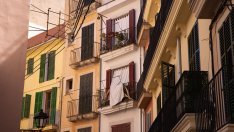 Испанците теглят от спестяванията си, за да изплащат ипотеки, германците правят обратното