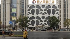 Съд в Хонконг нареди ликвидацията на символа на имотната криза в Китай Evergrande