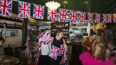 Активността в британските услуги се разширява с най-бързия темп от над 1 година