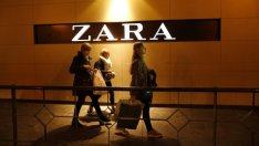 Работници в Турция сложиха етикети върху дрехи на Zara с искане за помощ