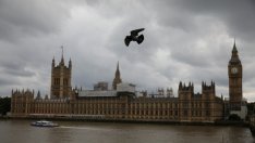 Британският парламент - уважавана институция или "вертеп на порока"